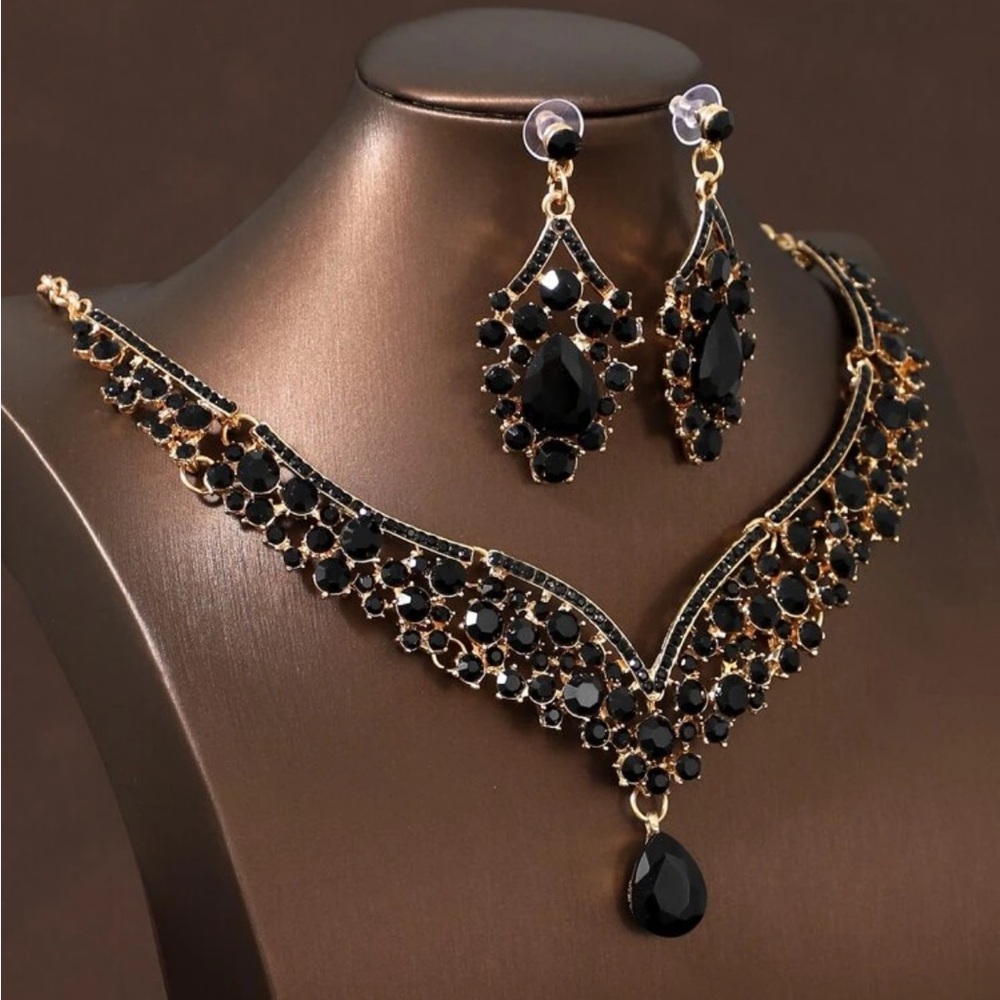Elegant Beaded Necklace/Earring Set NEW 🏷️